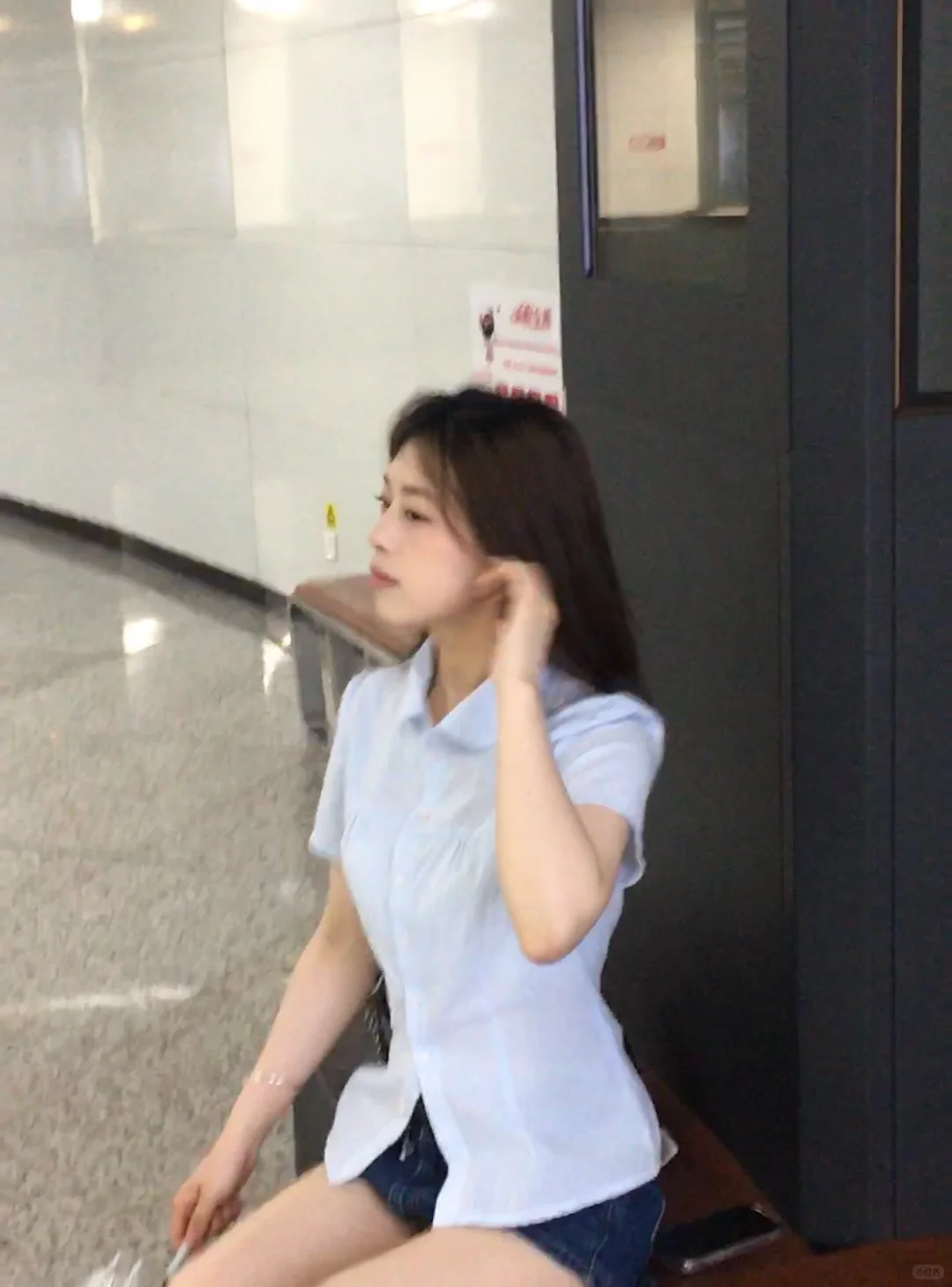 无锡地铁站拍到了青春女高