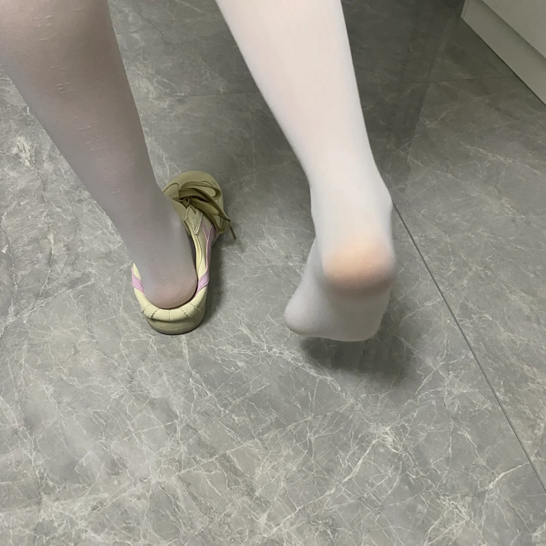🌟【黑丝vs白丝｜哪个才是你的本命战靴？】🌟