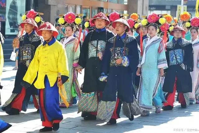 五一期间，北京游客穿“满族服饰”引争议
