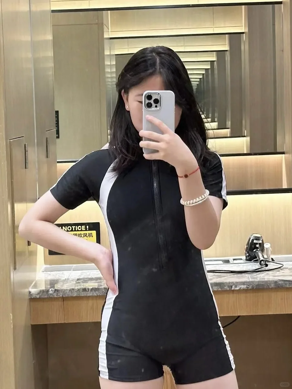 一开始以为这种保守泳衣是勾史