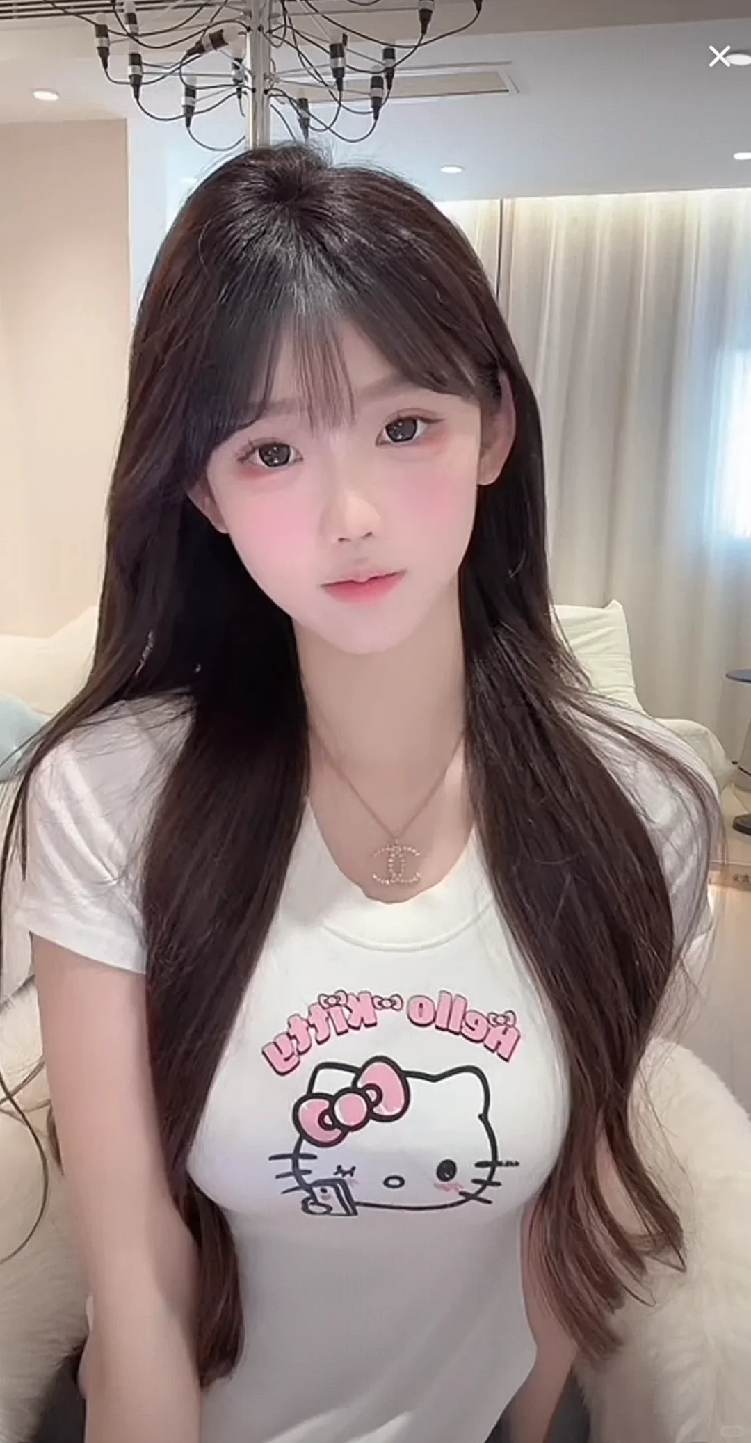 女高的清纯感真的能吸引大哥一整天
