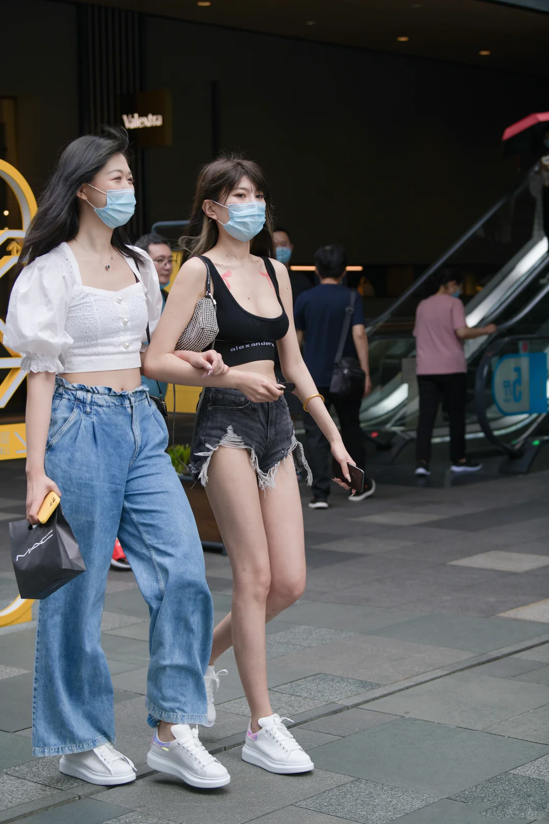 街拍吊带小背心热裤美女小姐姐