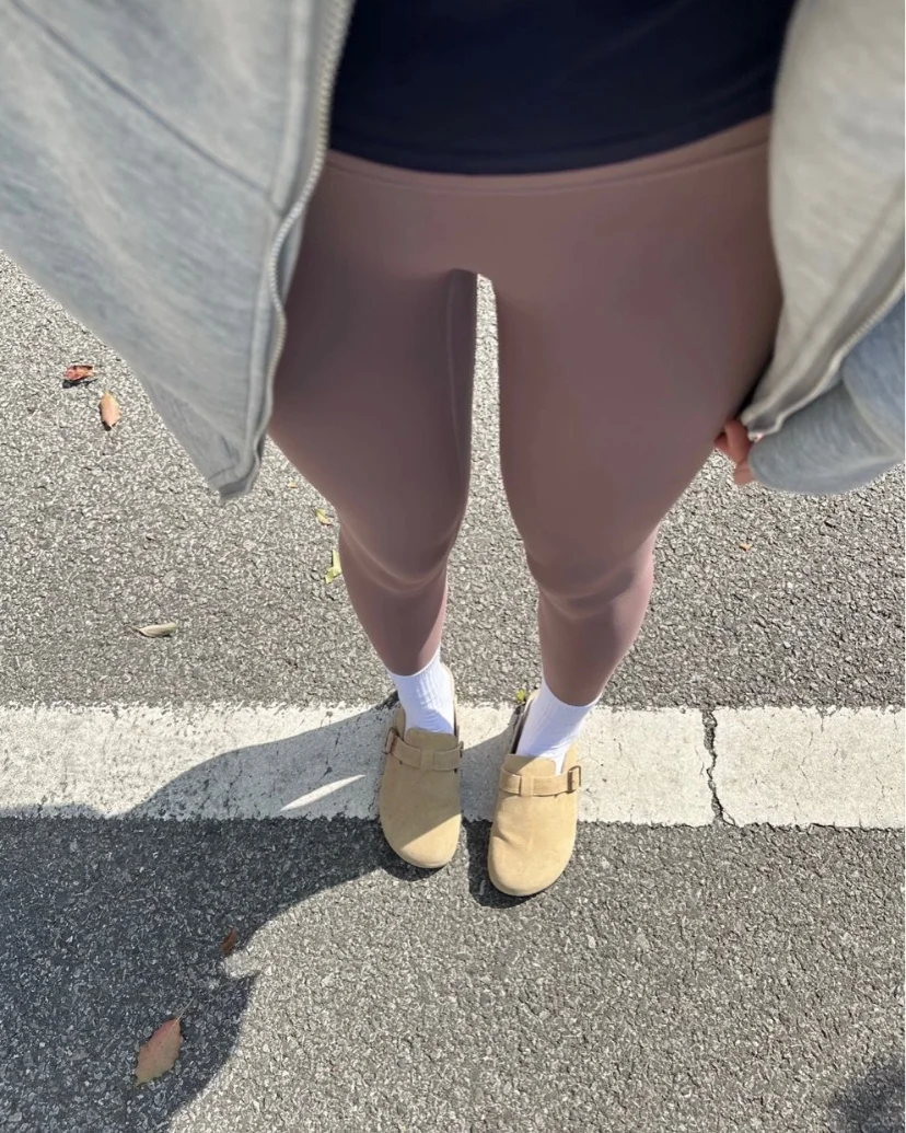 大家瑜伽裤里面穿什么？