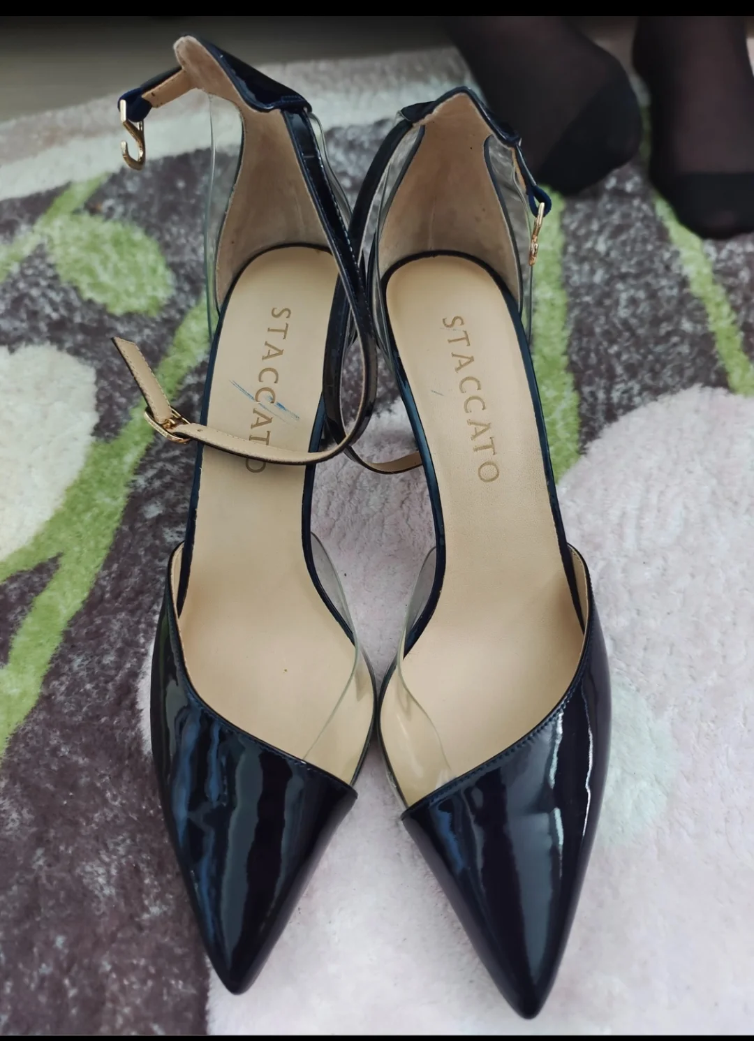 🔥又酷又美的黑色高跟鞋👠搭配渔网袜，这才