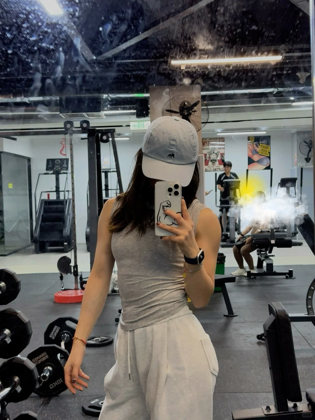 右滑👉看看肌肉女