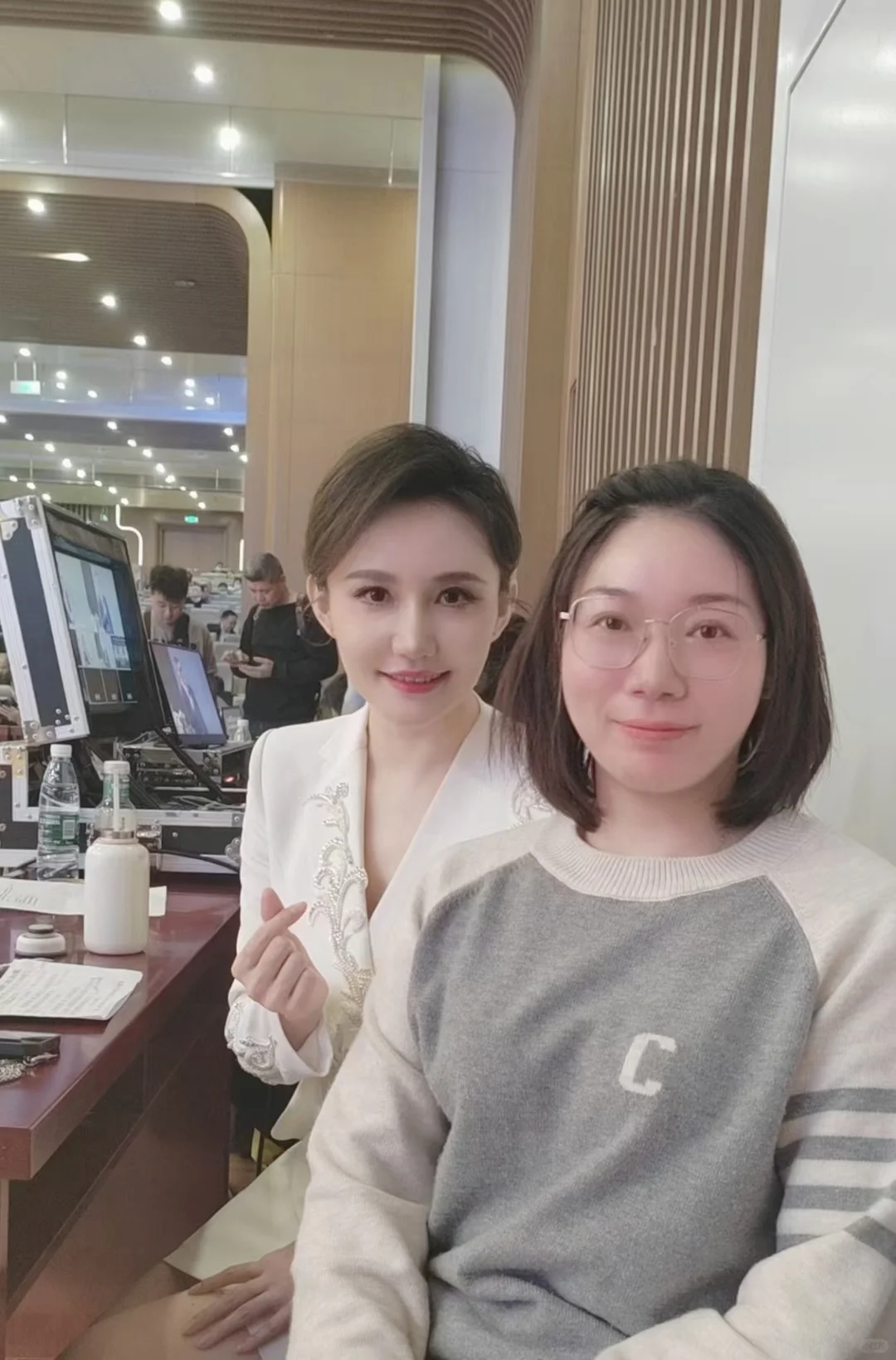 主持人妆造。西装是高级的，她穿了太美了！