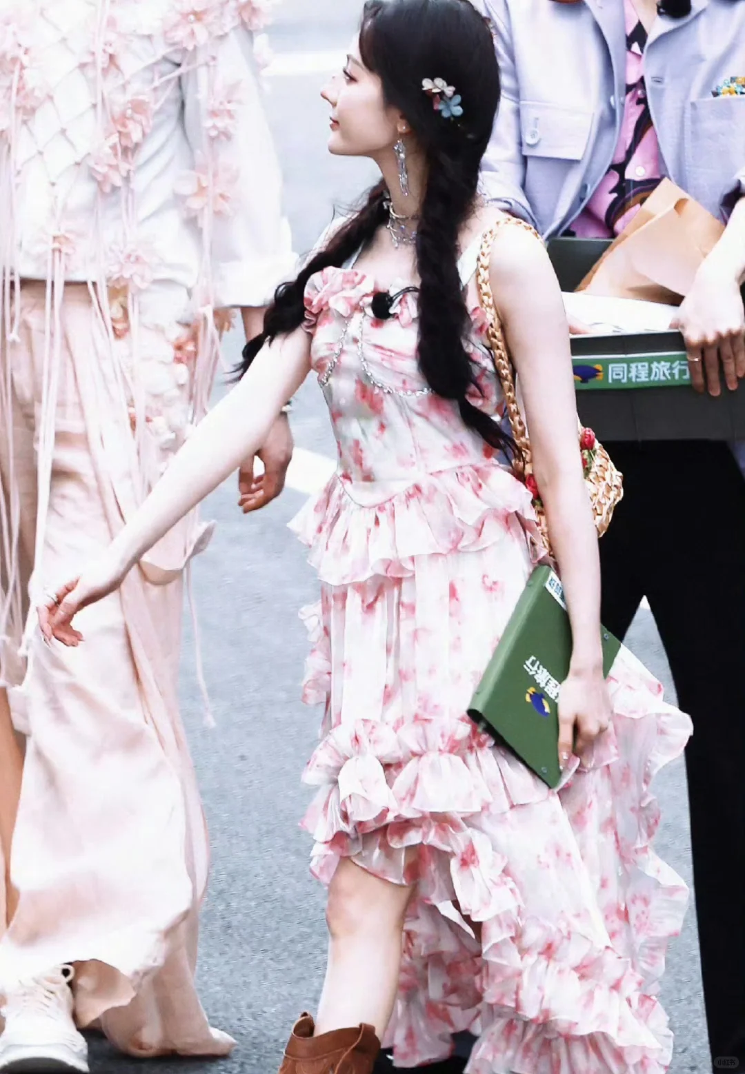 迪丽热巴元气美少女，好美好萌哦