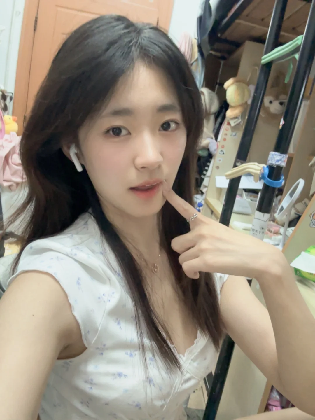清清的很安心的女生自拍🥰