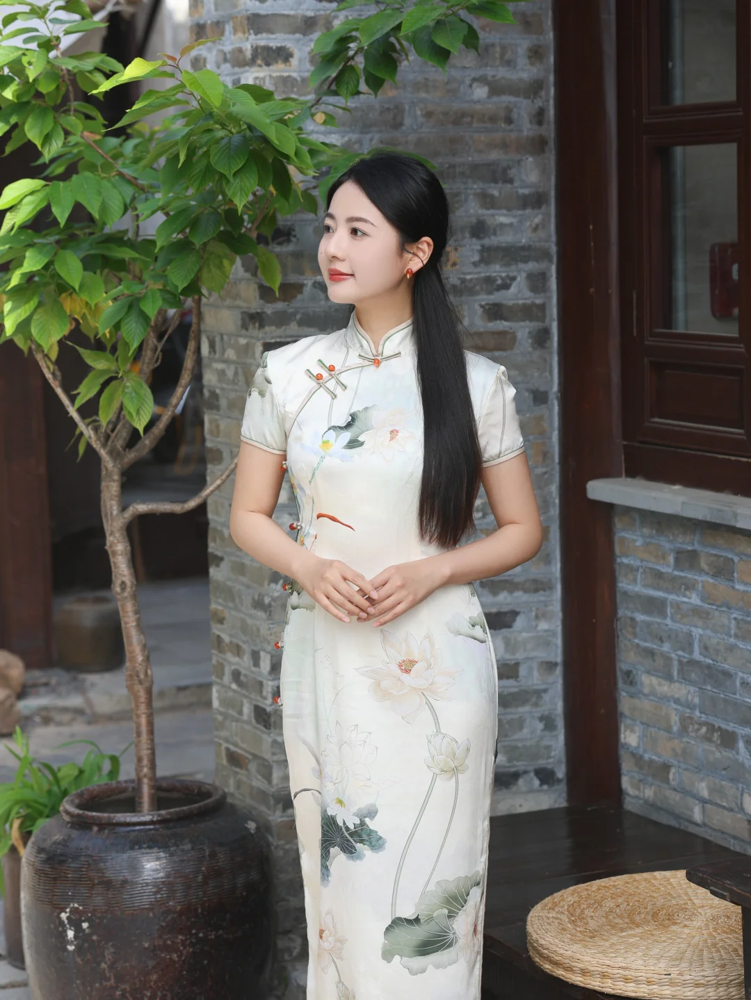 这刻在骨子里的东方气韵，是真丝旗袍给的