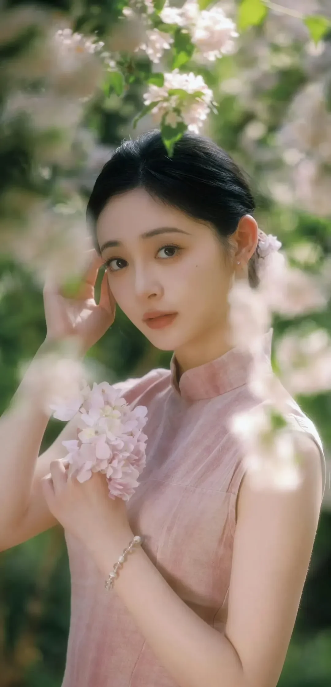 周洁琼粉色旗袍配发髻簪花这就是东方古典美