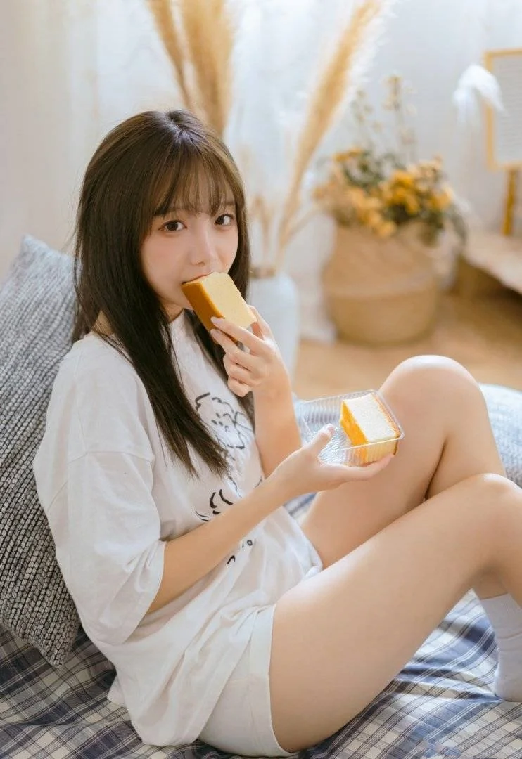 白嫩细长美腿，清纯可爱，唯美写真！