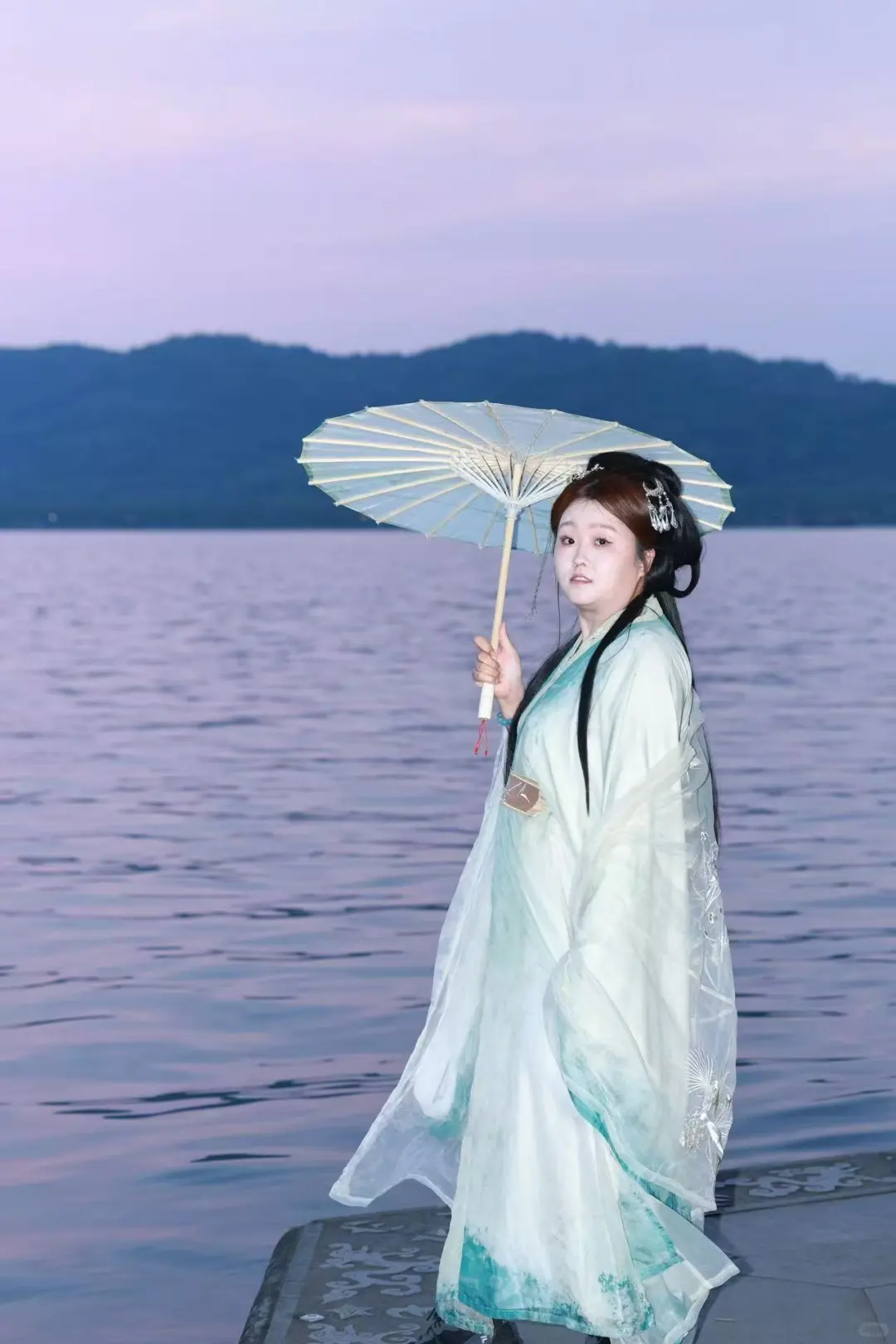 湖畔汉服佳人绝绝子，朋友圈美照+1