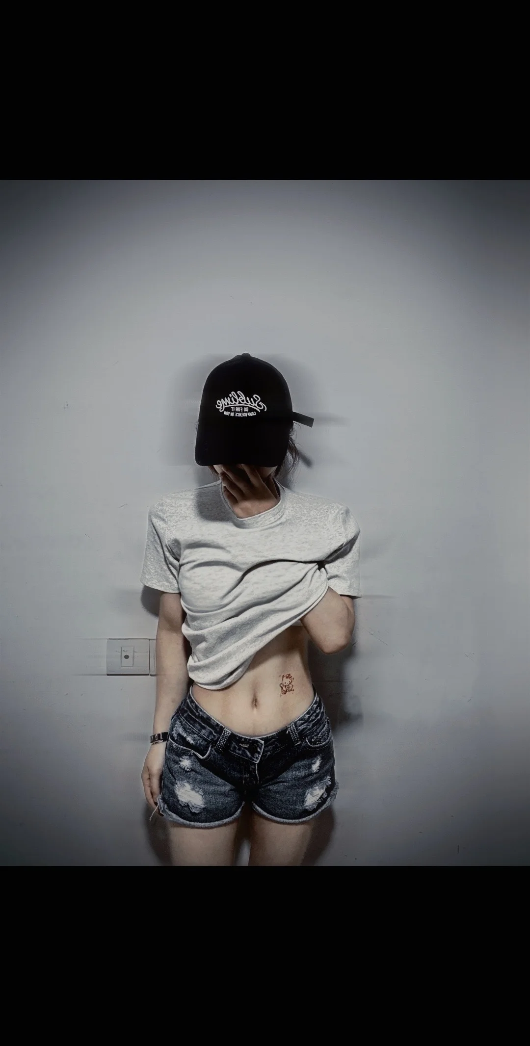 我翻了你的朋友圈近照，你身材比想象中劲爆