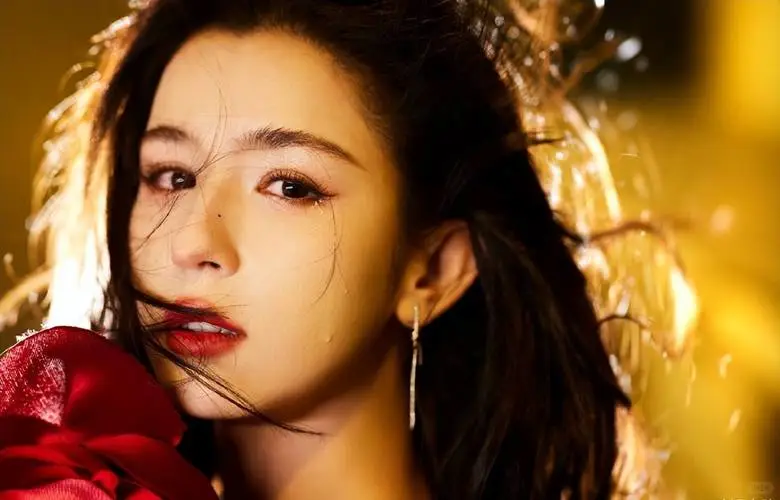 惊！这姐竟然是哈妮克孜？美到不敢认！