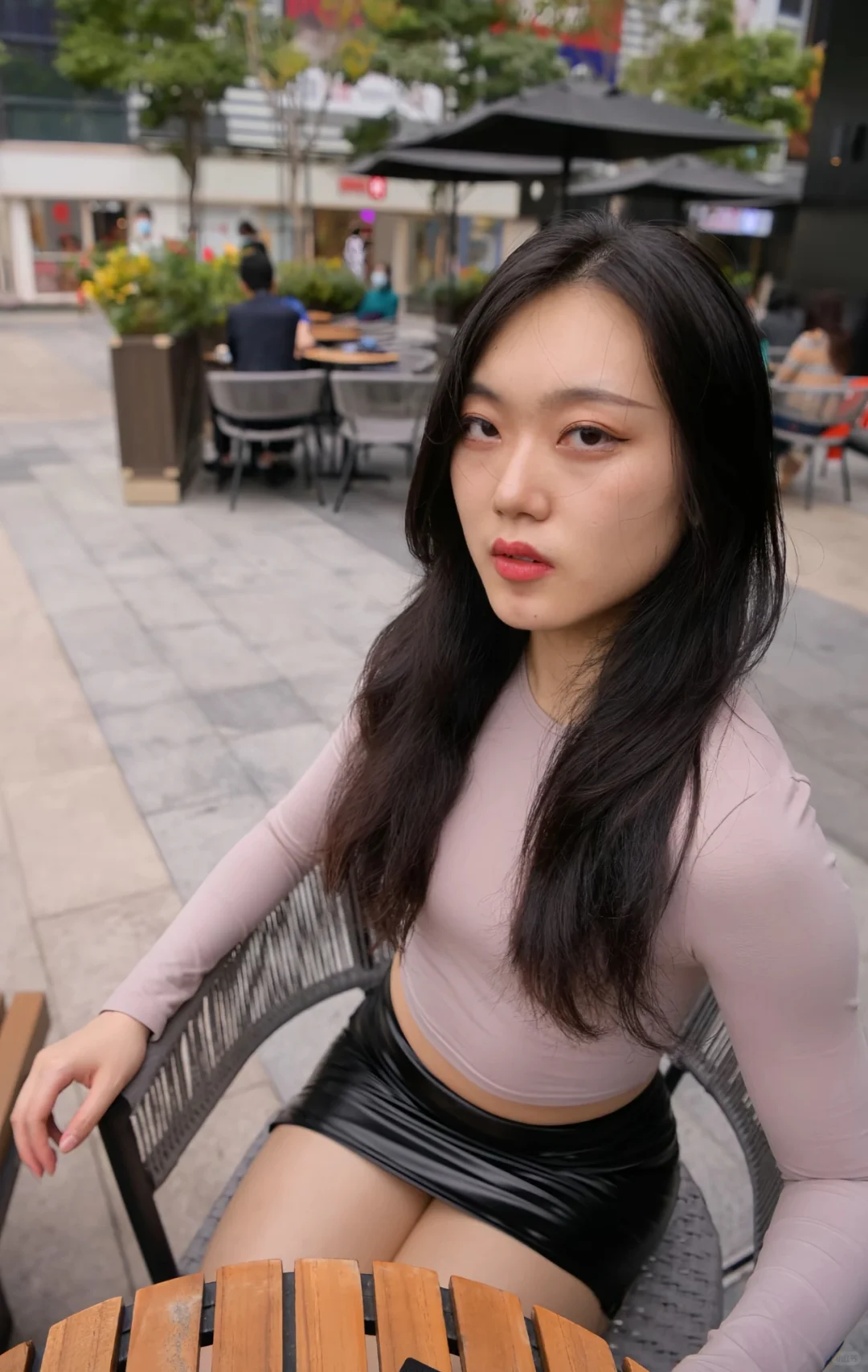 妩媚性感黑色皮裙，自信的女人味