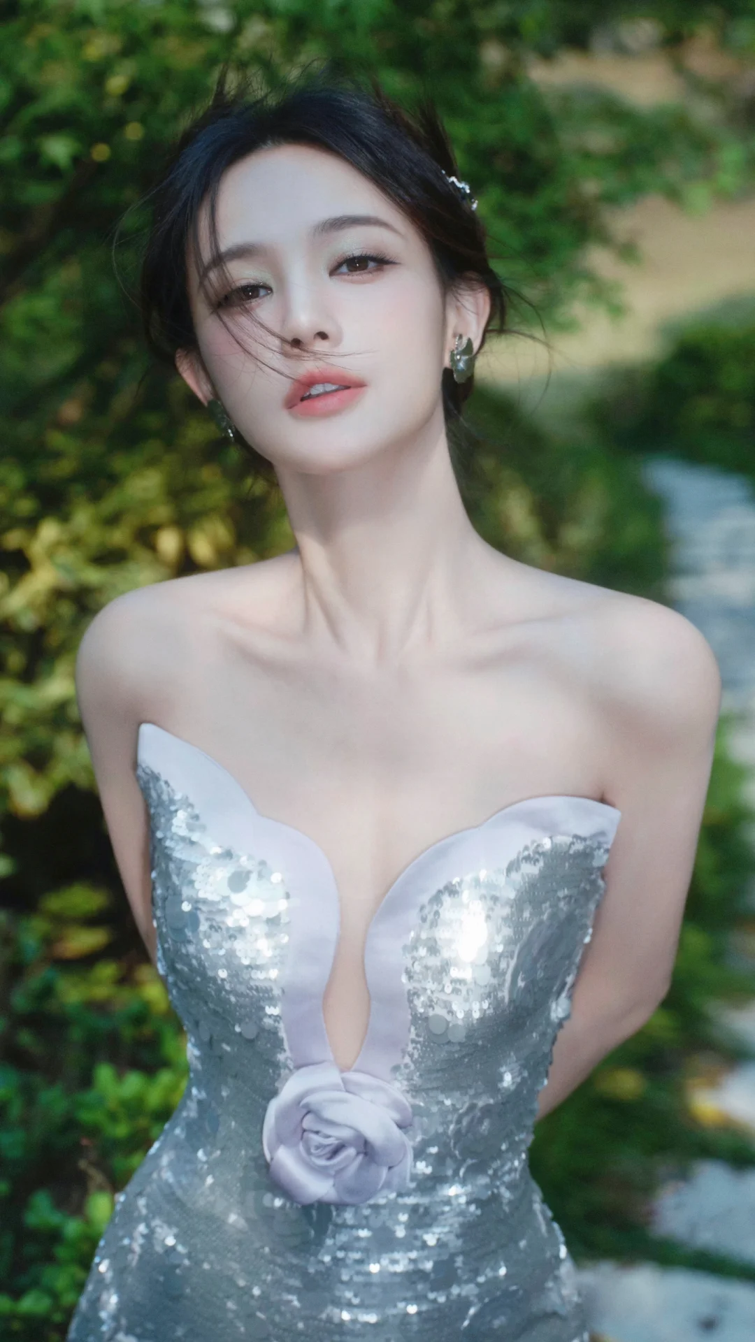 李一桐绝美写真，银色深V鱼尾裙，典雅绰约
