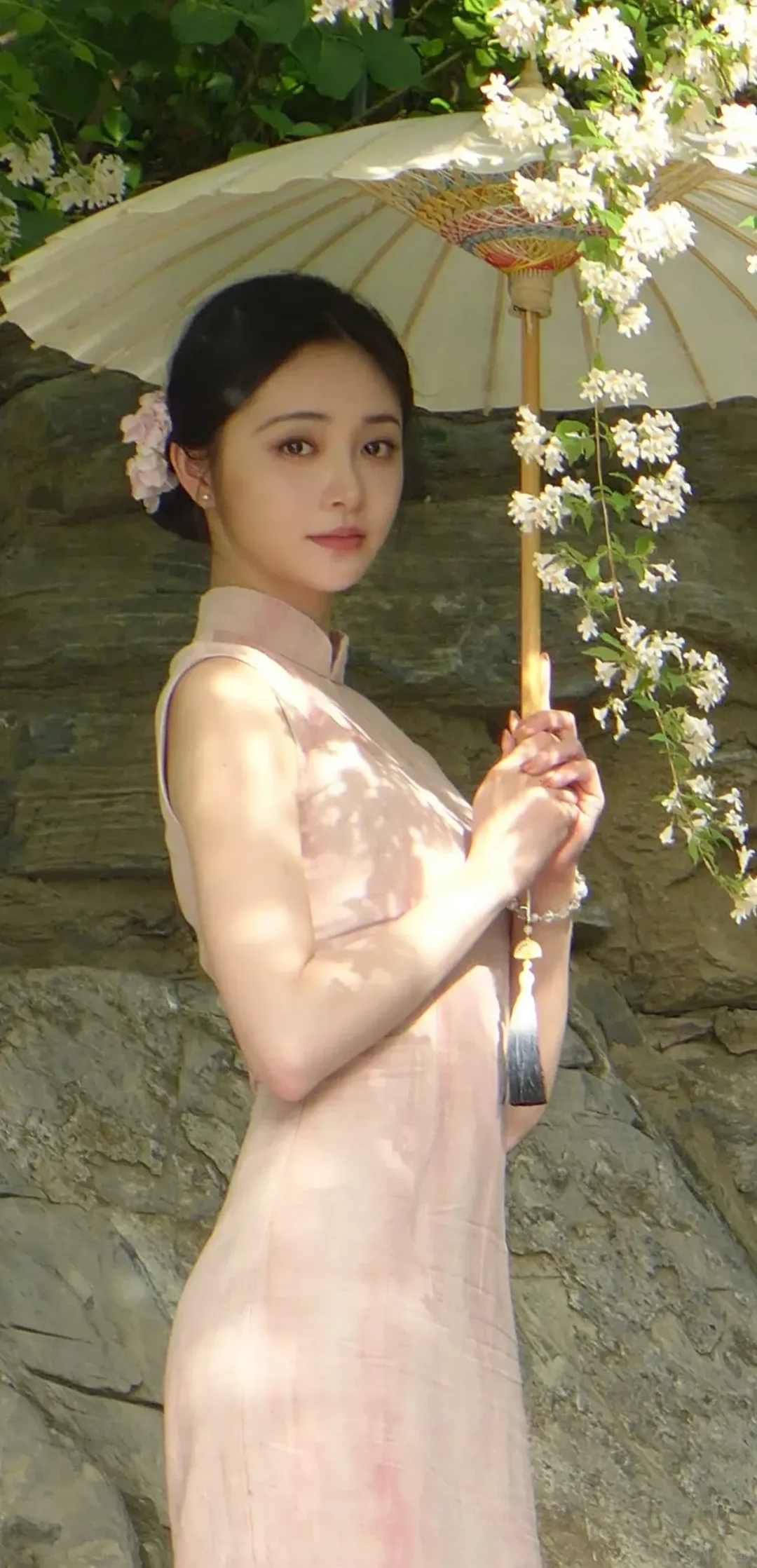 周洁琼粉色旗袍配发髻簪花这就是东方古典美