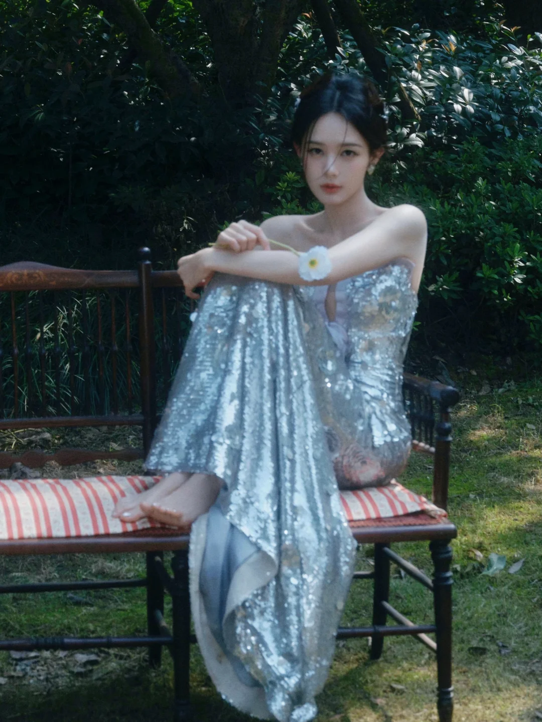 李一桐绝美写真，银色深V鱼尾裙，典雅绰约