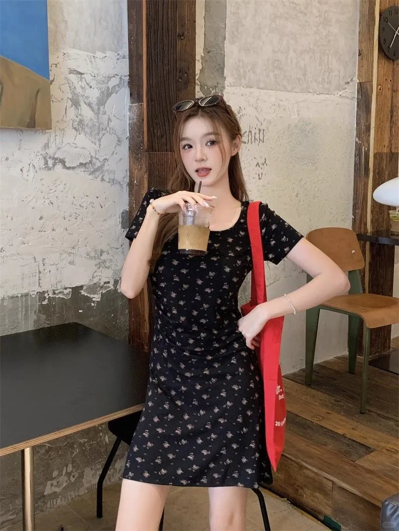 ✨【微胖辣妹的纯欲狙击战】这条黑碎花裙赢麻