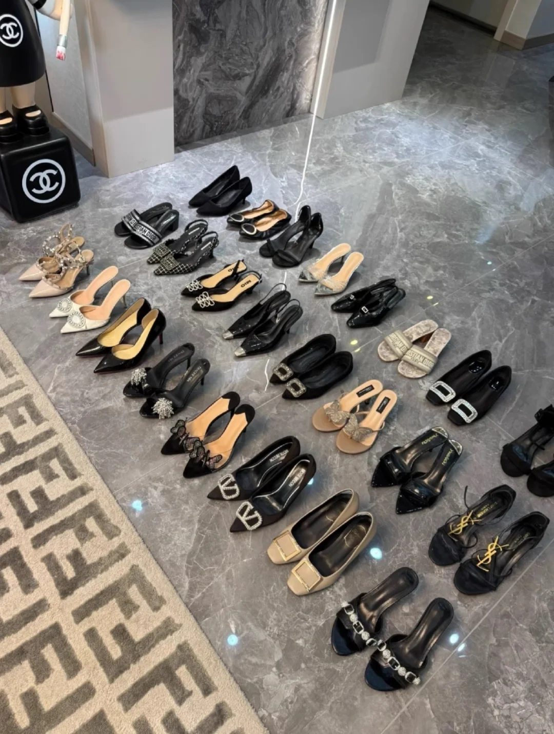 全是高跟鞋的鞋柜真的幸福诶~