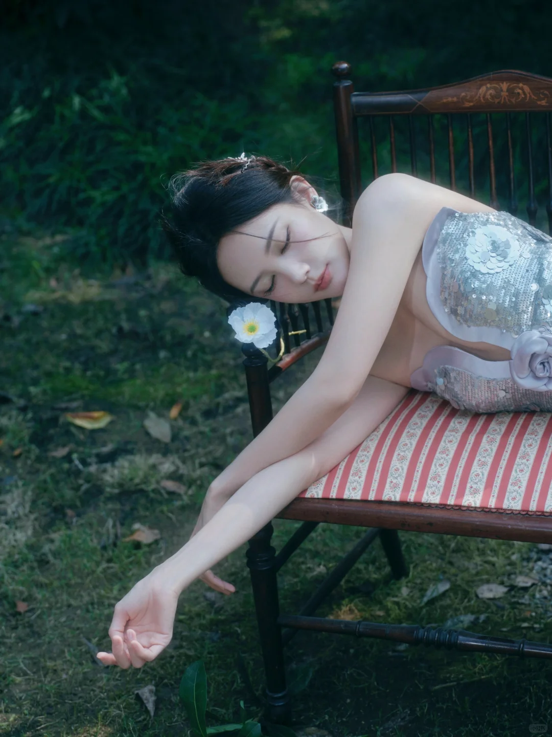李一桐绝美写真，银色深V鱼尾裙，典雅绰约