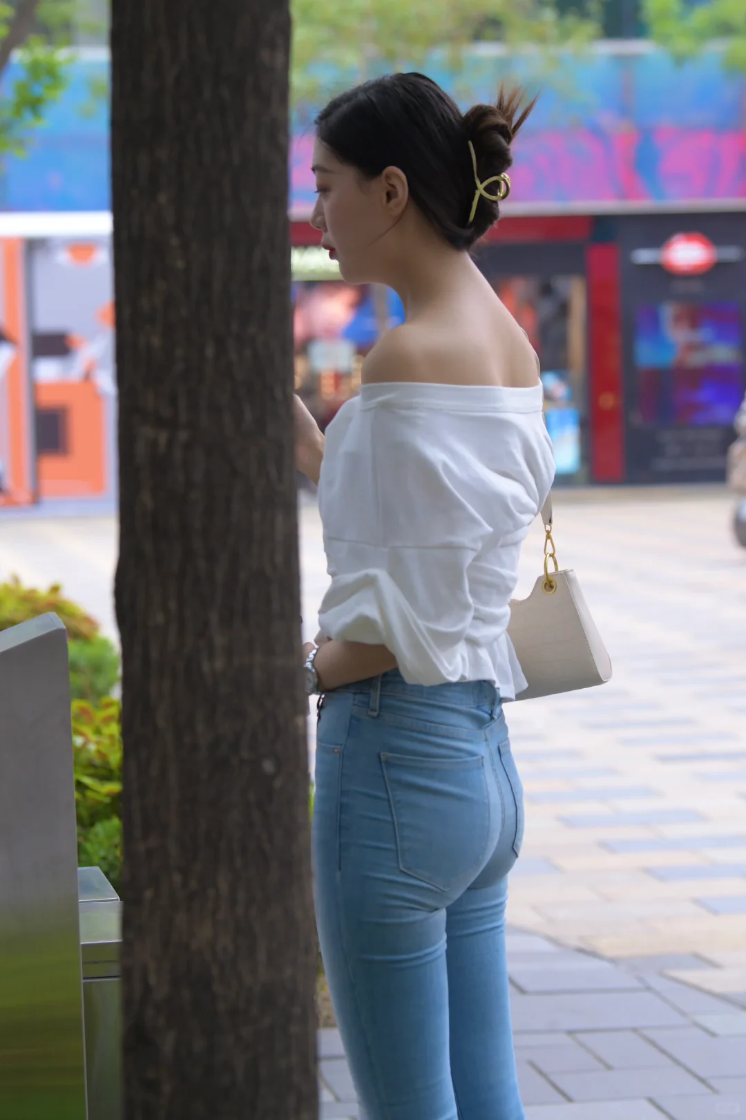 高挑的紧身牛仔裤美女