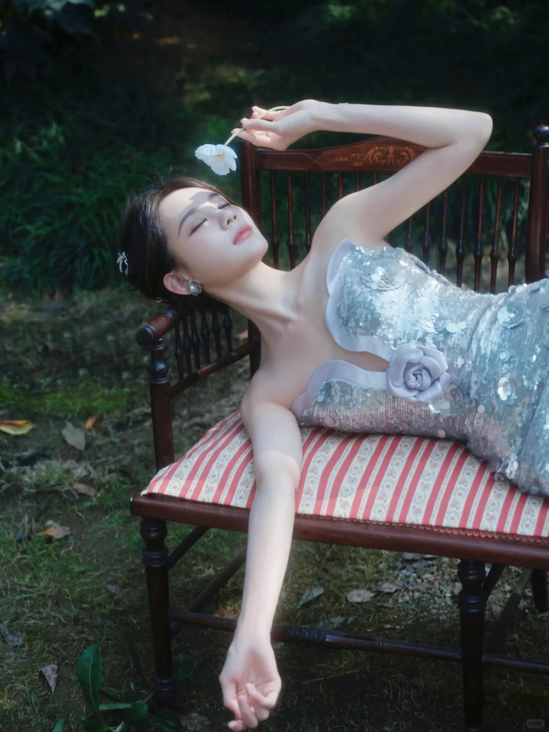 李一桐绝美写真，银色深V鱼尾裙，典雅绰约