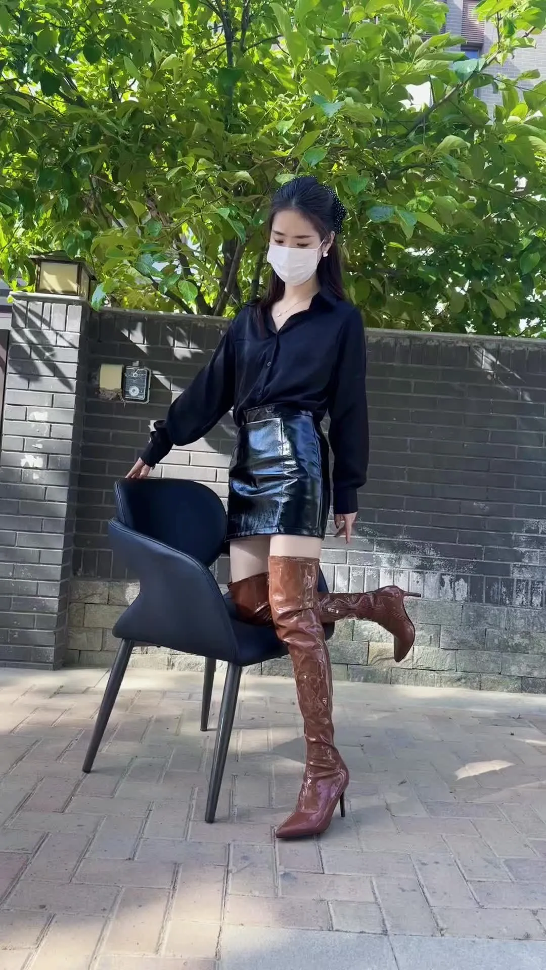 过来给姐垫垫脚