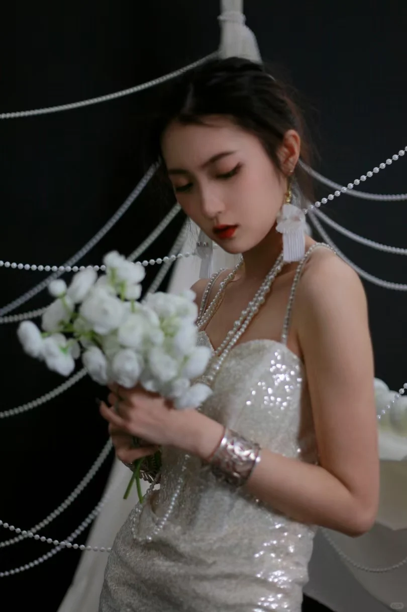 华服翩翩, 风姿绰约，每步皆星光