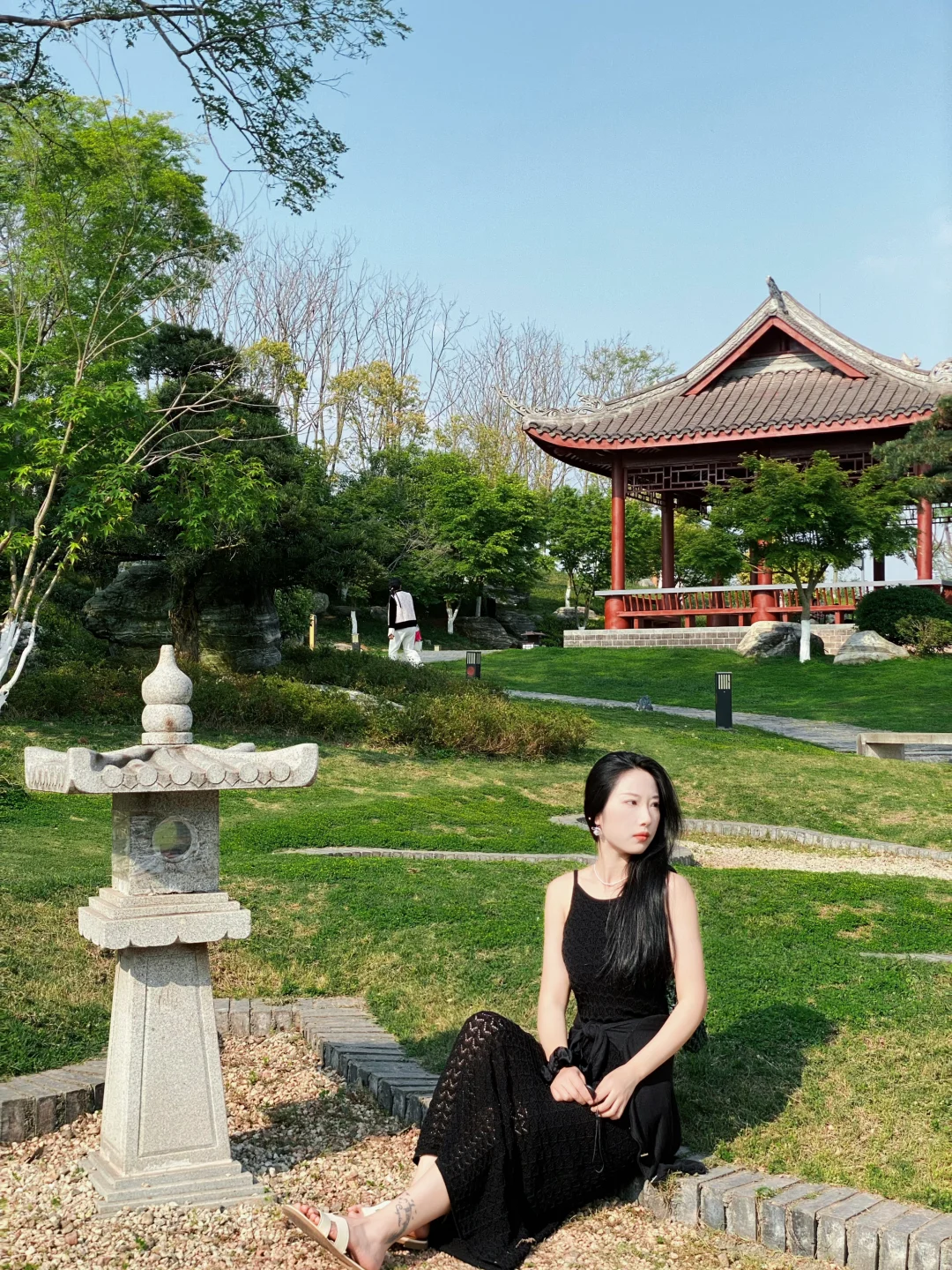 一个人也可以用自拍杆拍美照/