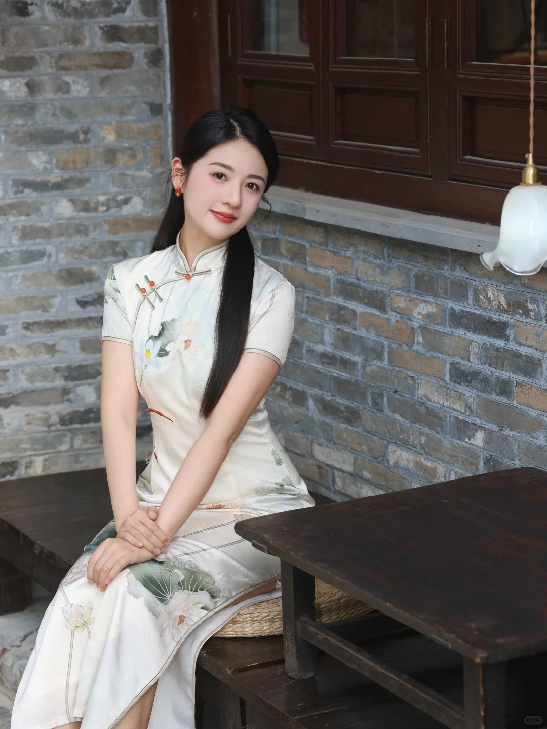 这刻在骨子里的东方气韵，是真丝旗袍给的