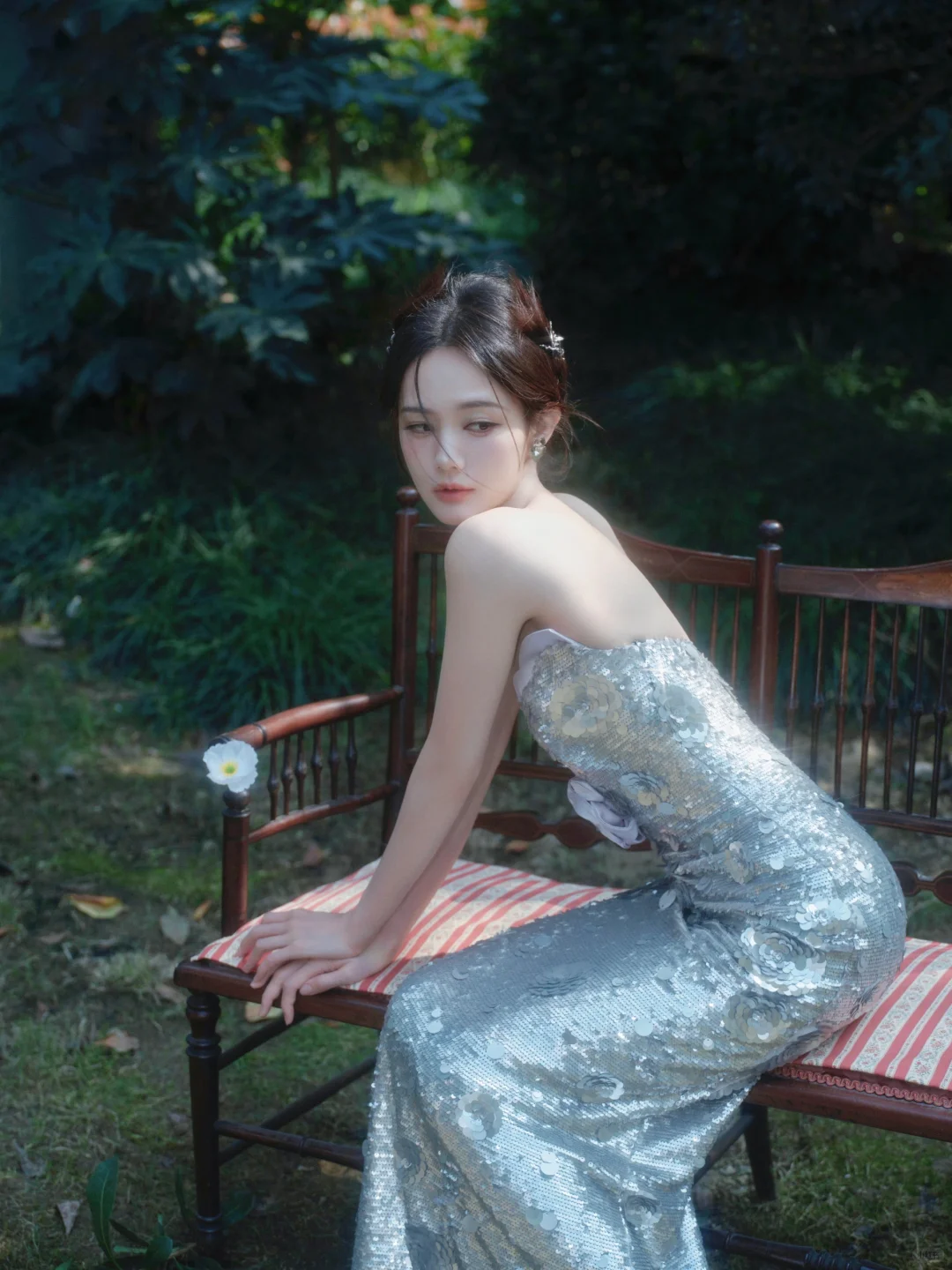李一桐绝美写真，银色深V鱼尾裙，典雅绰约