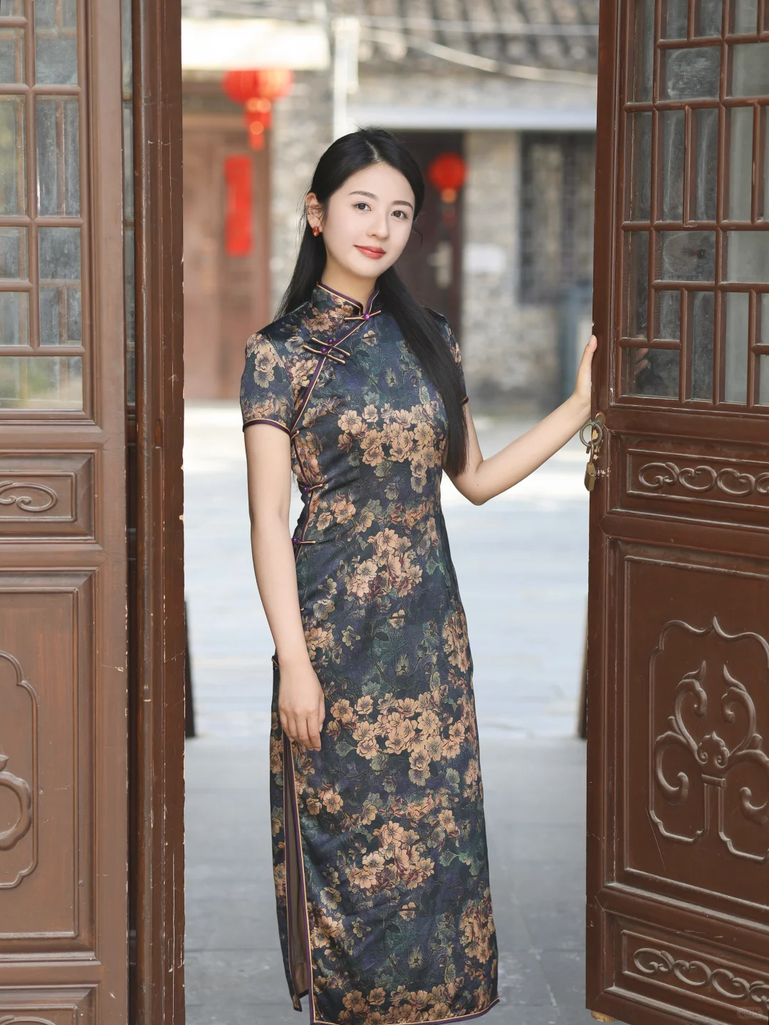 这刻在骨子里的东方气韵，是真丝旗袍给的