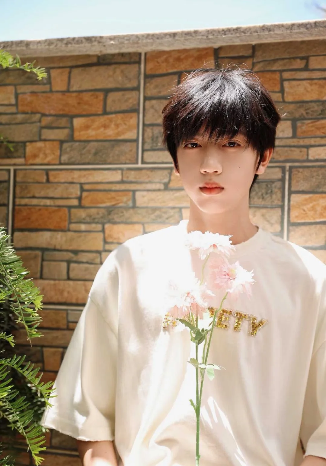 “帮女朋友背书包是男朋友的义务”