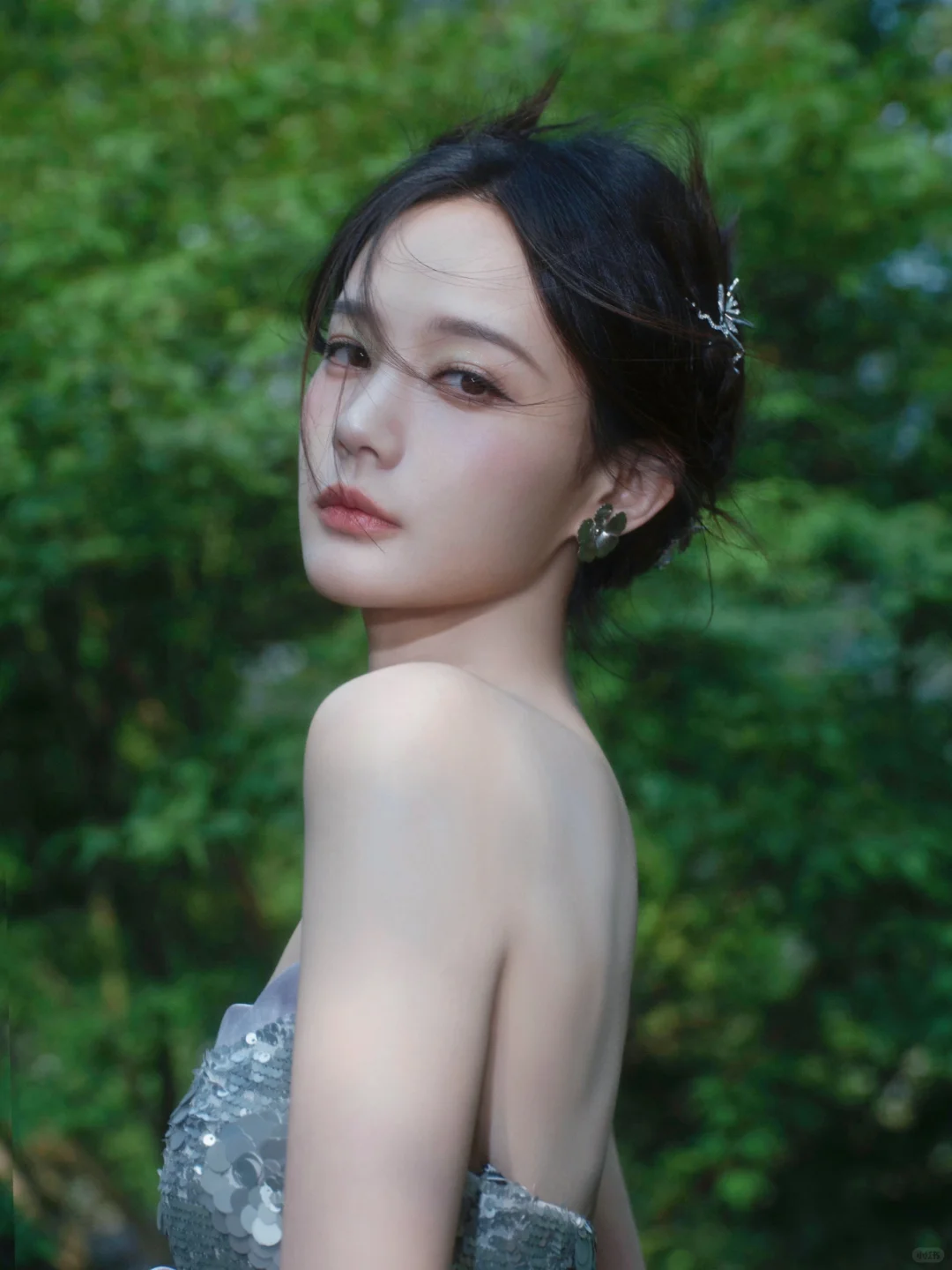 李一桐绝美写真，银色深V鱼尾裙，典雅绰约
