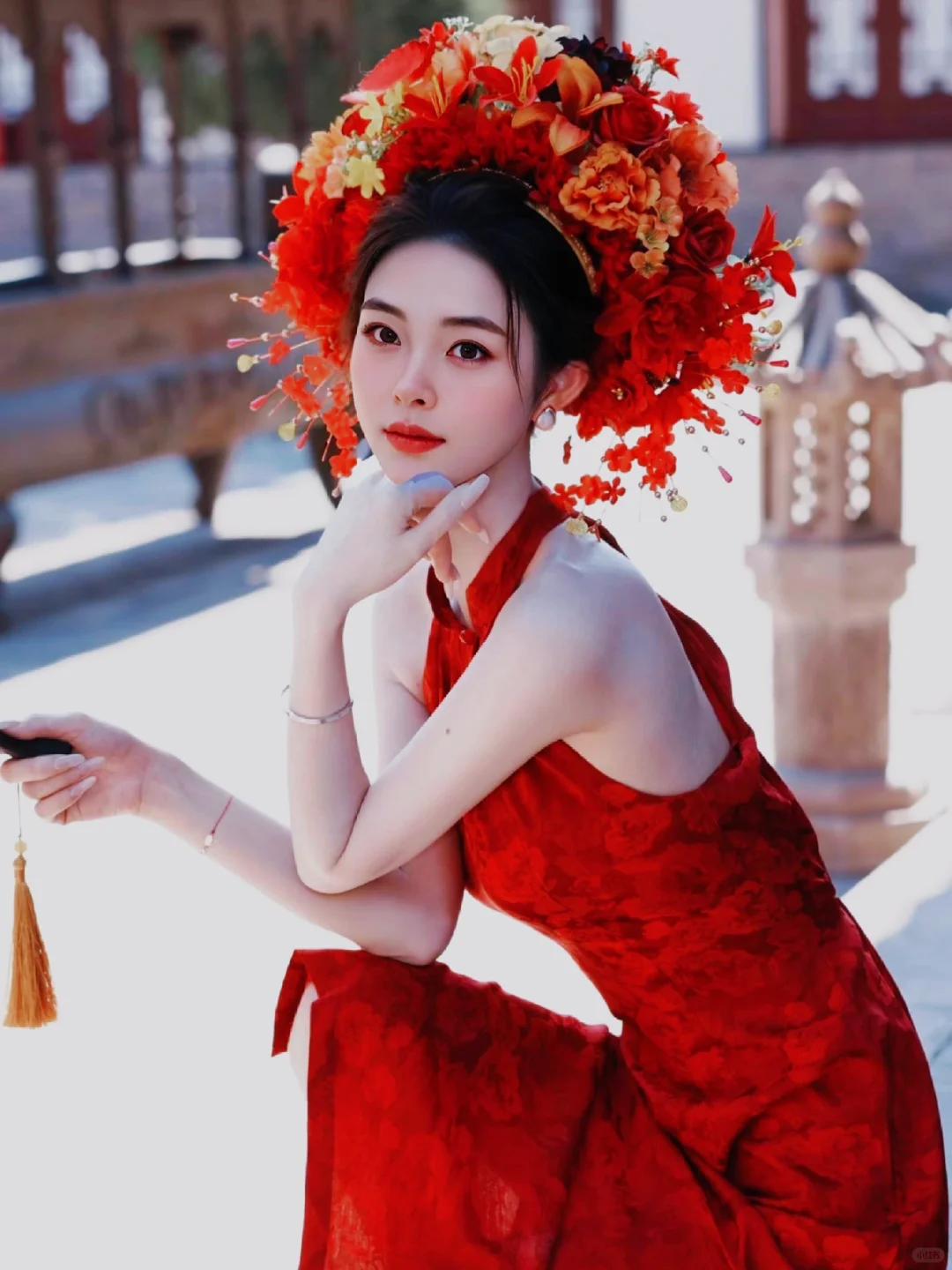 红色簪花女