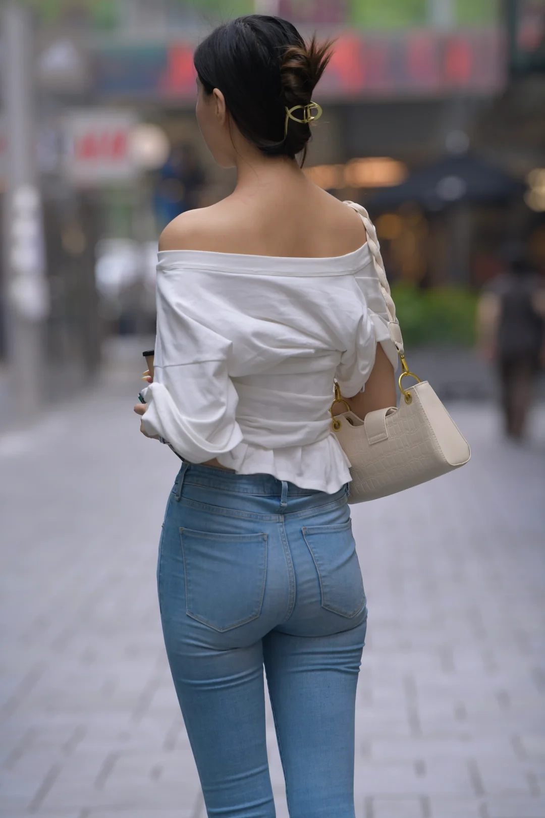 高挑的紧身牛仔裤美女