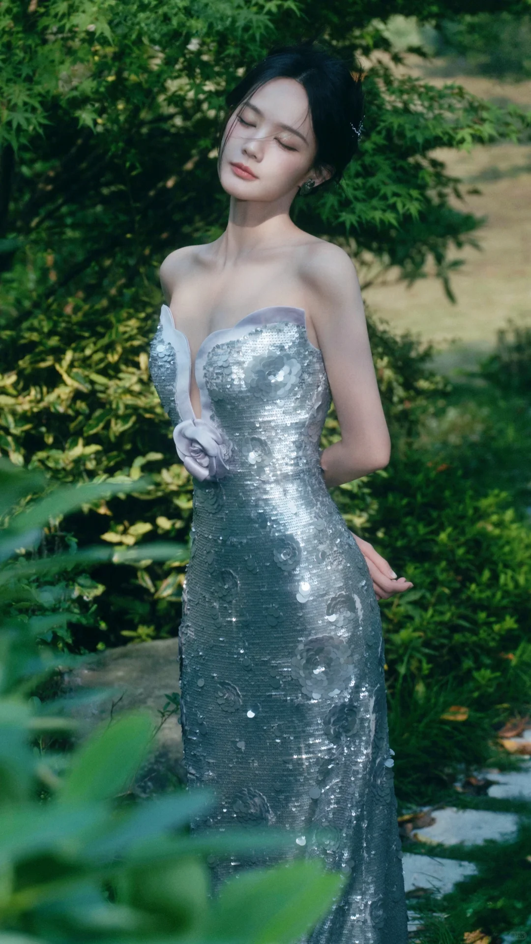 李一桐绝美写真，银色深V鱼尾裙，典雅绰约