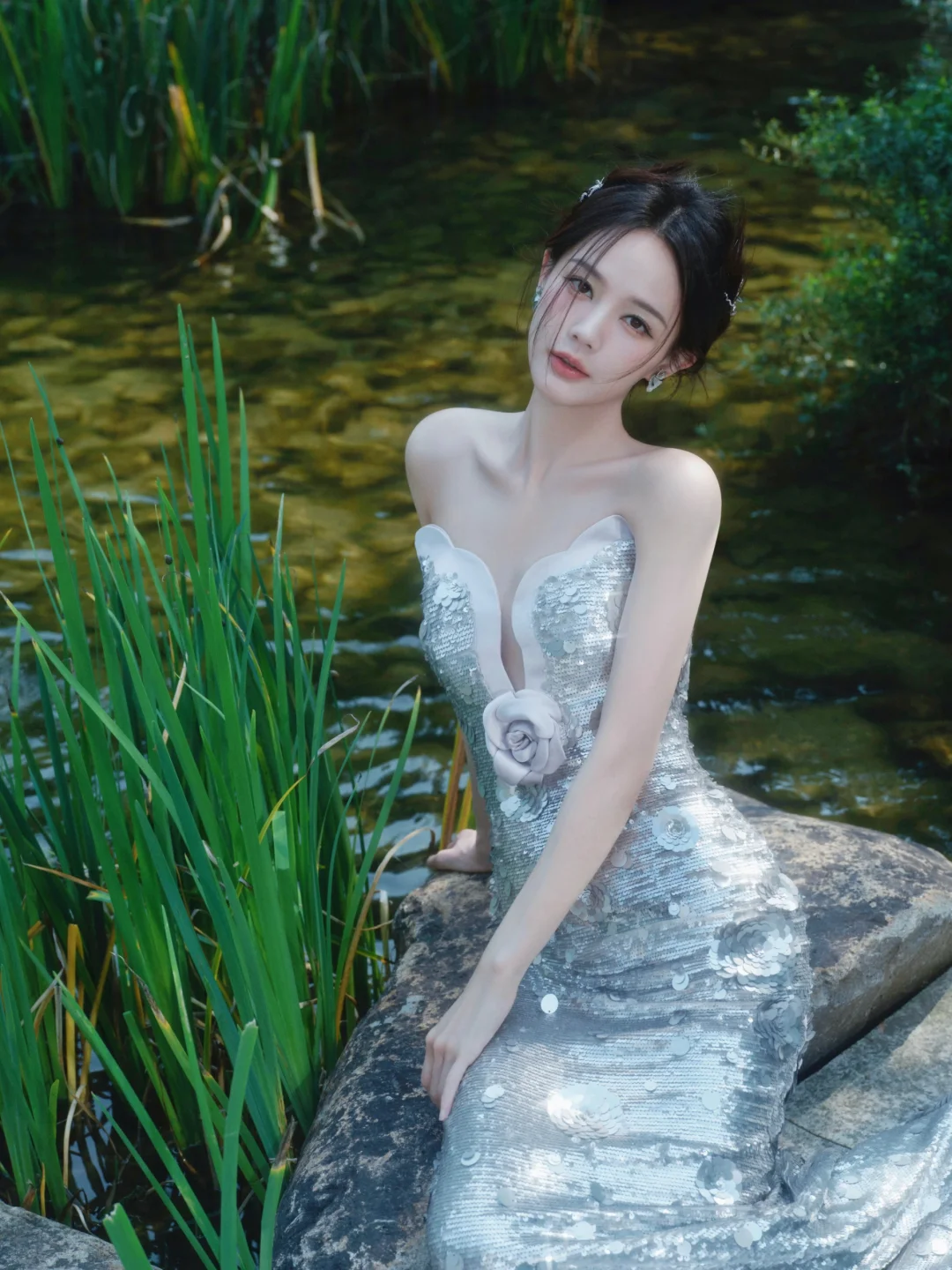 李一桐绝美写真，银色深V鱼尾裙，典雅绰约