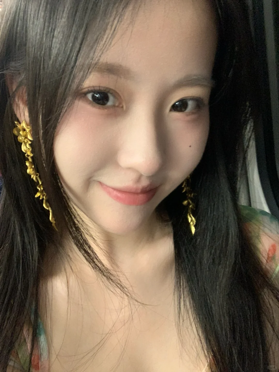 帮我举一下手机