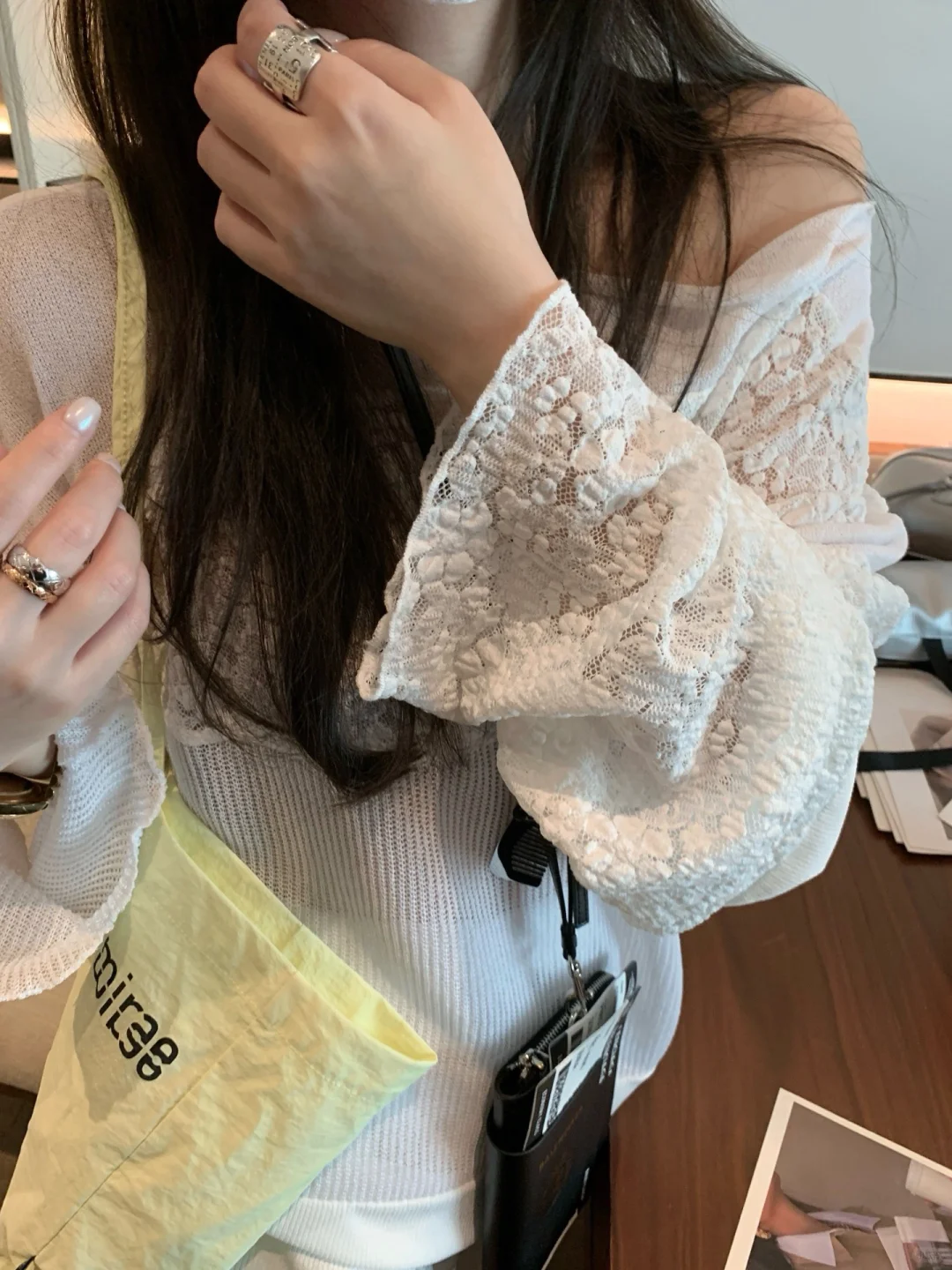 春夏穿搭🖤设计感纸片人斜肩上衣！！