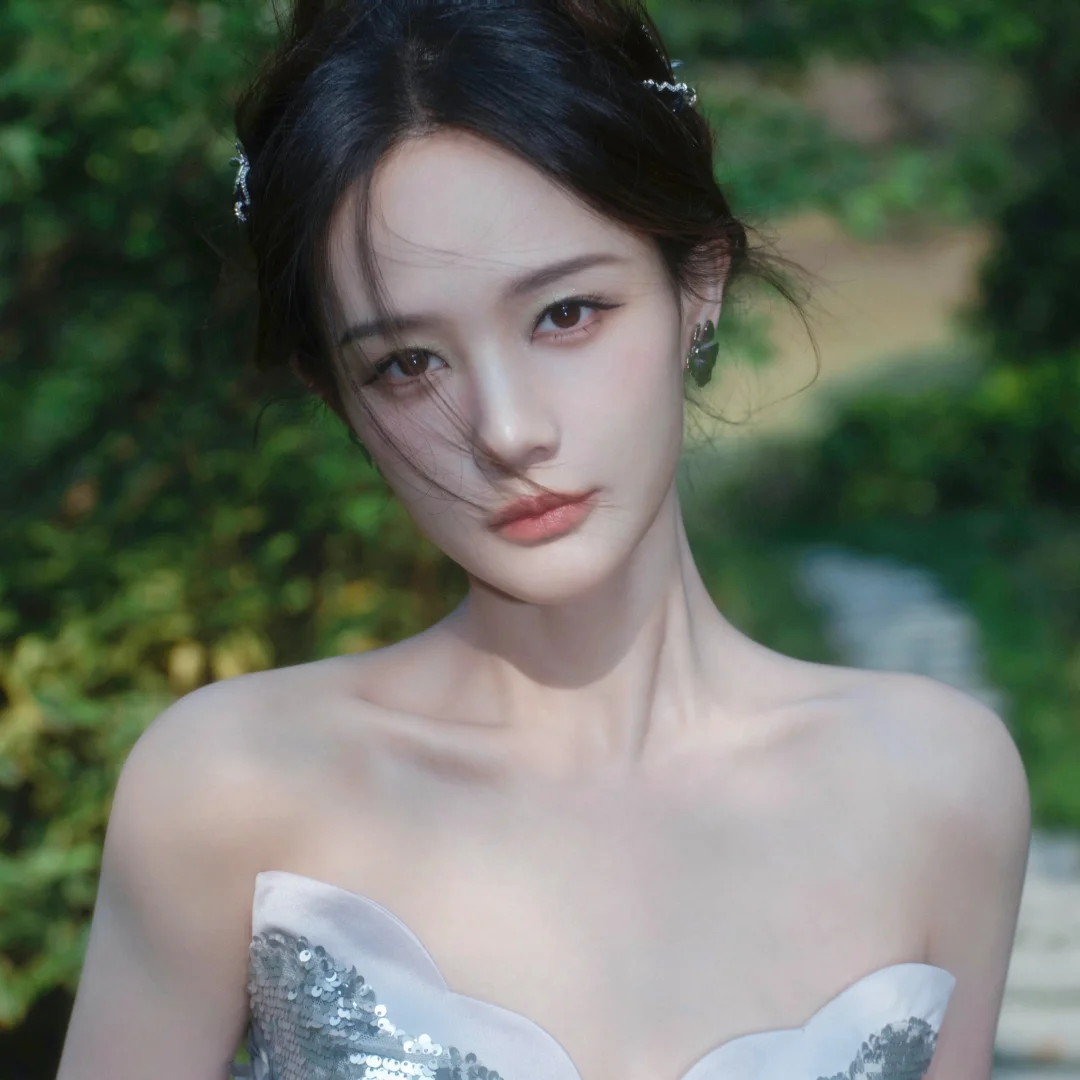 李一桐绝美写真，银色深V鱼尾裙，典雅绰约