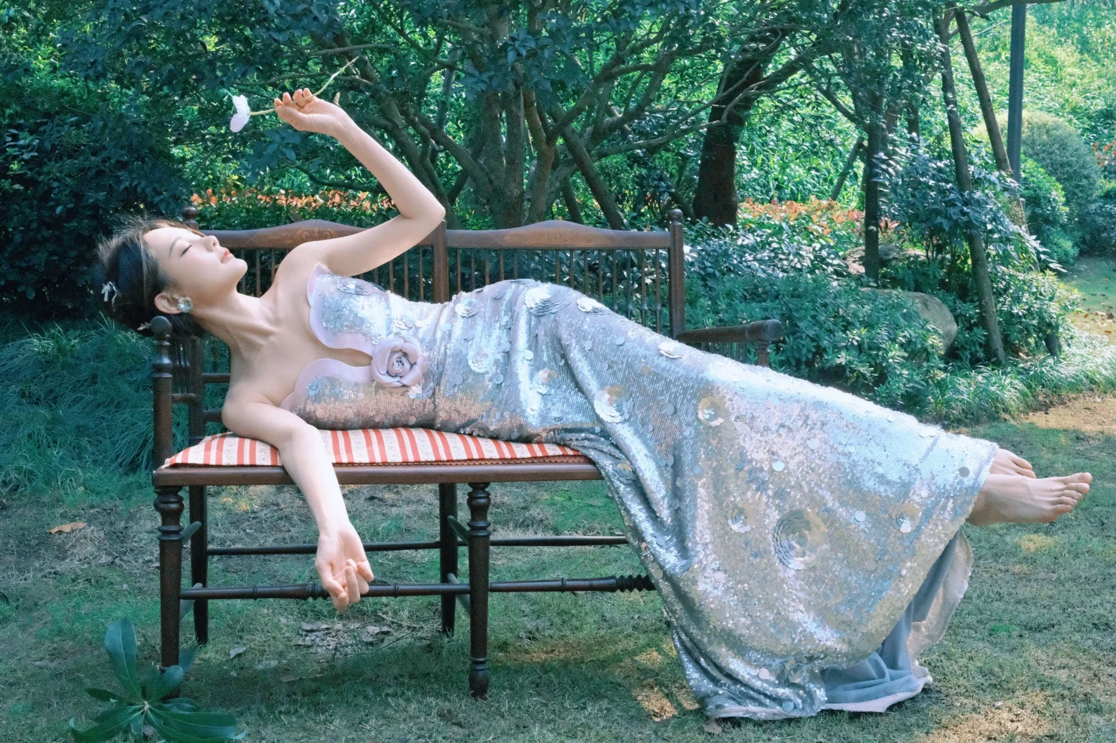 李一桐绝美写真，银色深V鱼尾裙，典雅绰约