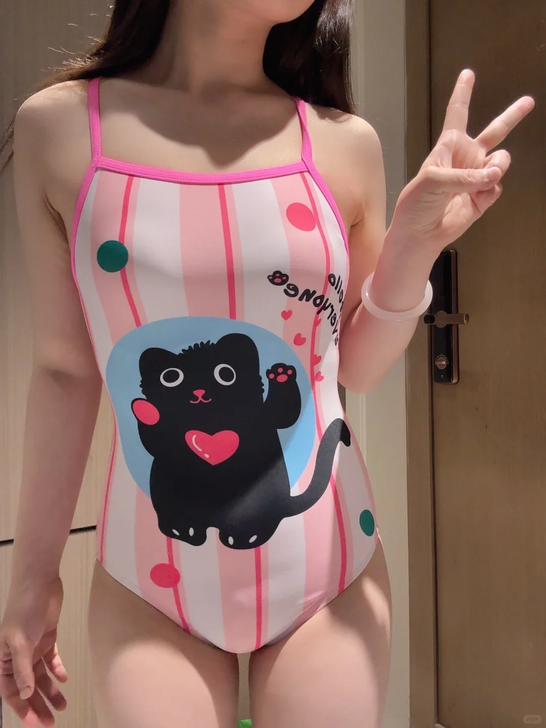 把小猫咪穿在身上🐈的泳衣