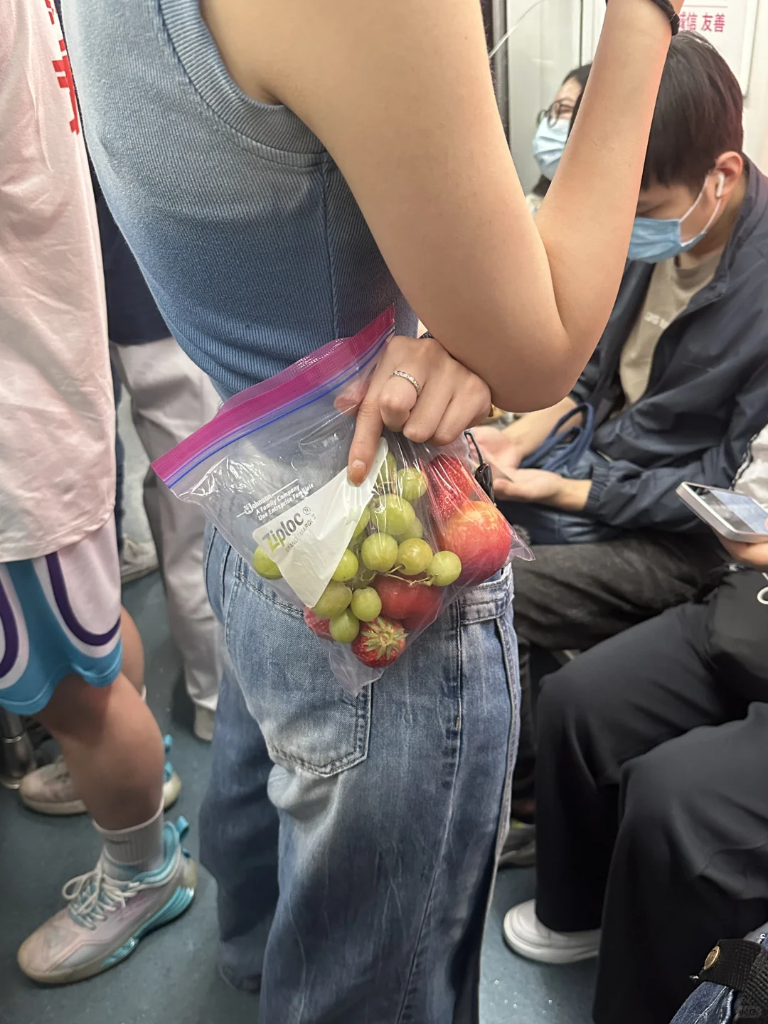 地铁上遇到热爱生活的小姐姐