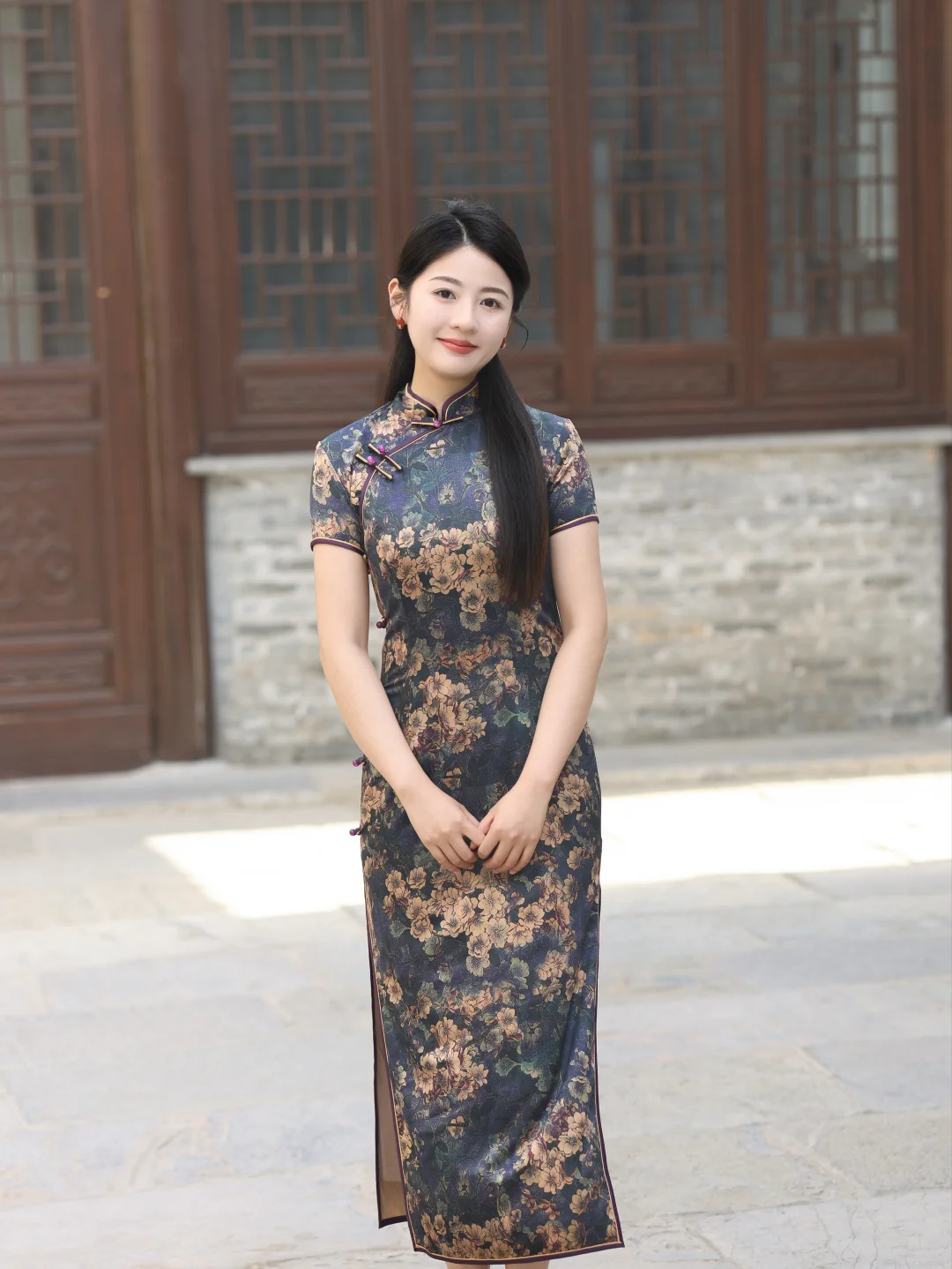 这刻在骨子里的东方气韵，是真丝旗袍给的