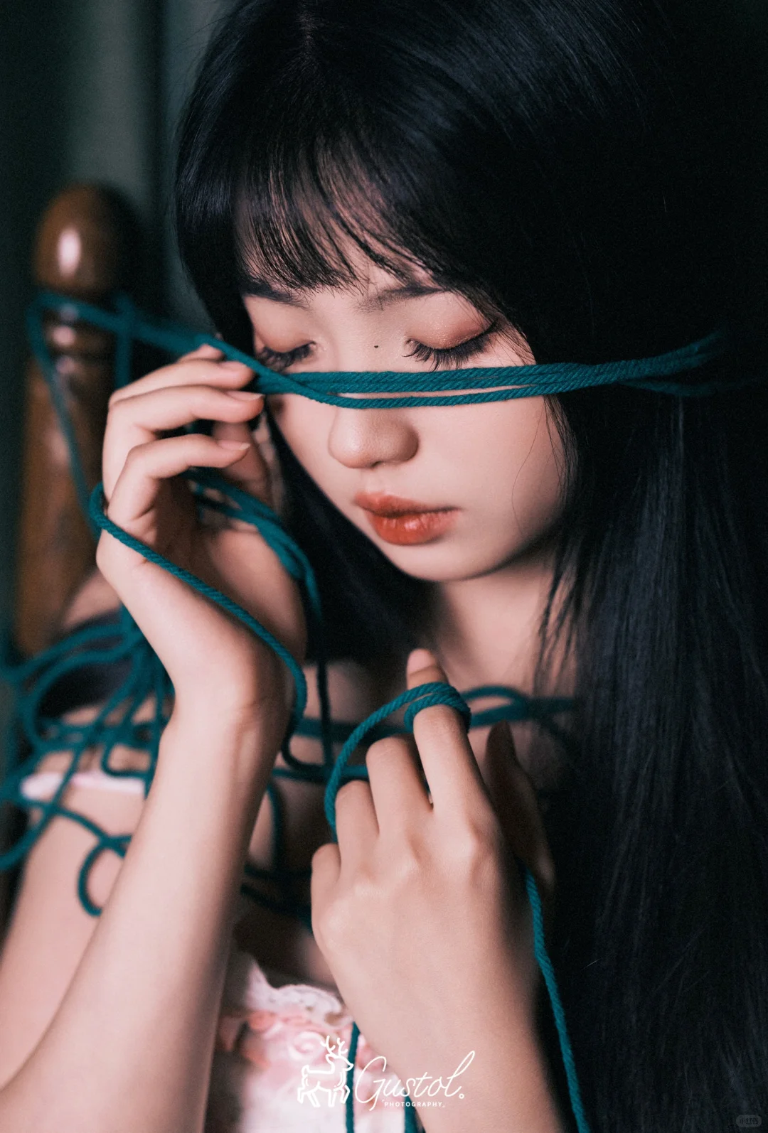 "我像失语的蝉，被锁进蛛网不能动弹"