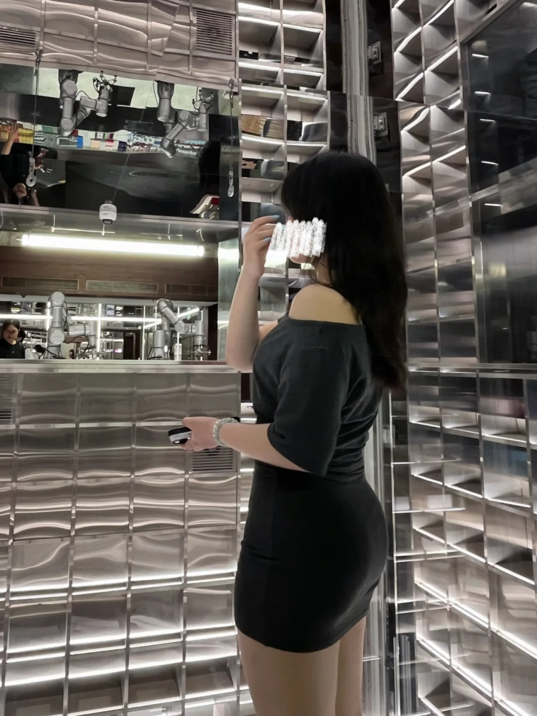 当健身女穿包臀裙…