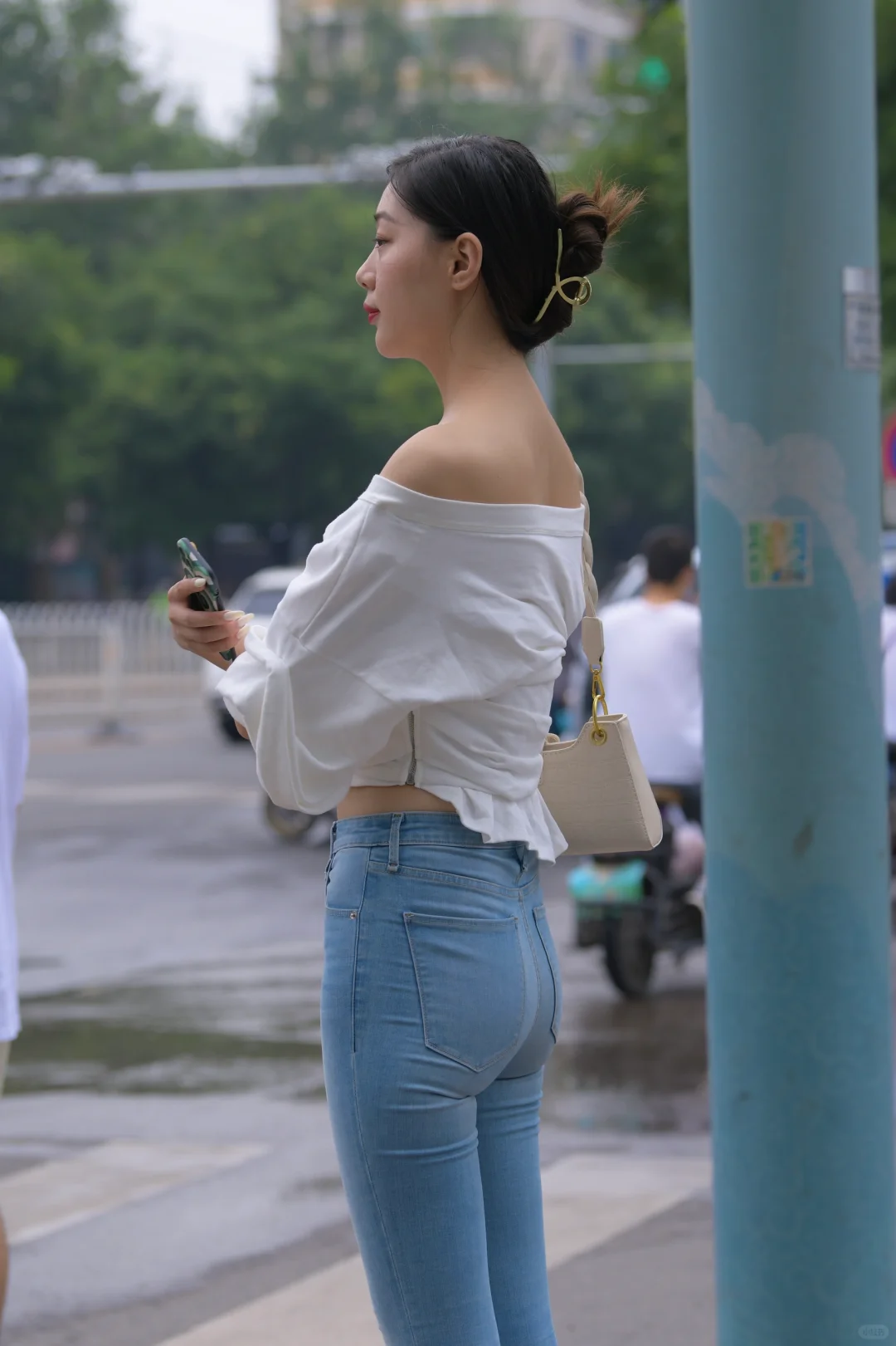 高挑的紧身牛仔裤美女
