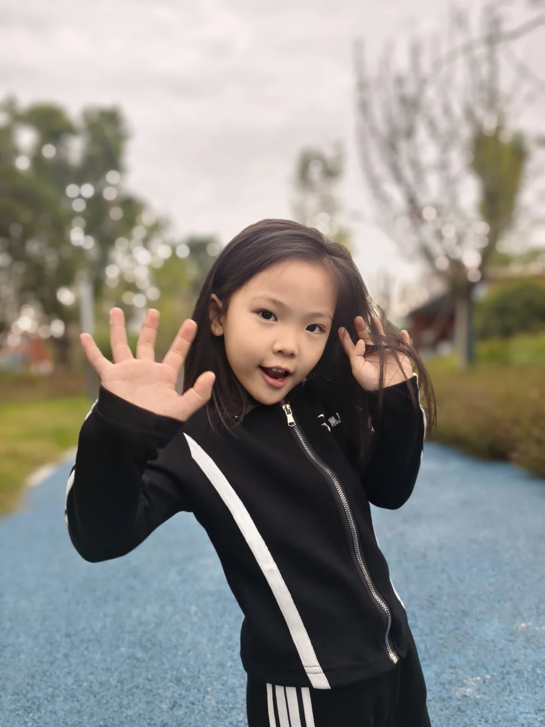 喜欢我的双胞胎女儿！😍公园里的小孩姐